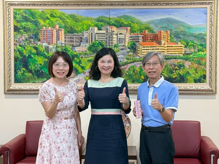 醫檢系陳碧蓮主任、導師李明憲與校長合影圖片