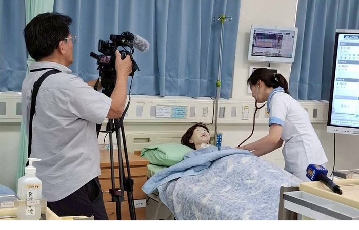 護理系王瑞瑩接受媒體採訪圖片