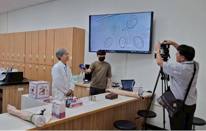 醫檢系郭至恩的導師李明憲接受媒體採訪圖片