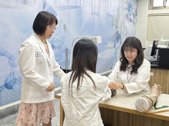 醫檢系陳碧蓮主任指導學生操作設備圖片