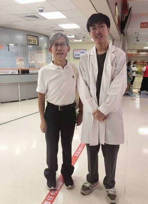 醫檢師國考榜首郭至恩與導師李明憲合影圖片