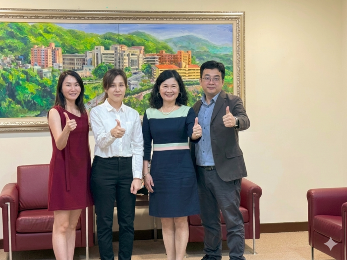 護理系王瑞瑩、邱子易主任、導師陳韋陸與校長大合影圖片