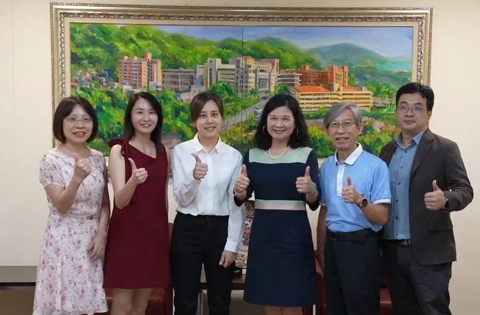 護理師榜首王瑞瑩、邱子易主任、導師陳韋陸、醫檢系陳碧蓮主任、醫檢師榜首導師李明憲與校長大合影