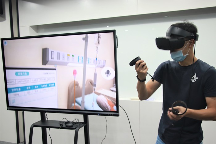 中臺科大VR未來教室-實習教師實際動手操作VR護理臨床教案(3)