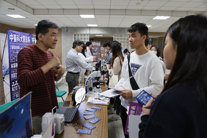 現場設置系所體驗活動 讓參賽學子們認識中臺科大各系特色.JPG