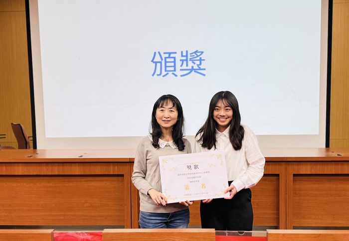 由 蕭懿民老師頒獎給海報第一名同學圖片