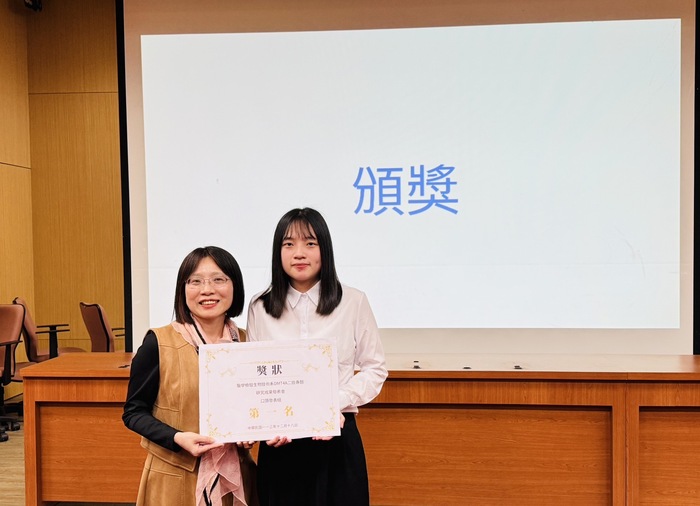 由陳碧蓮主任頒獎給口頭發表第一名同學圖片