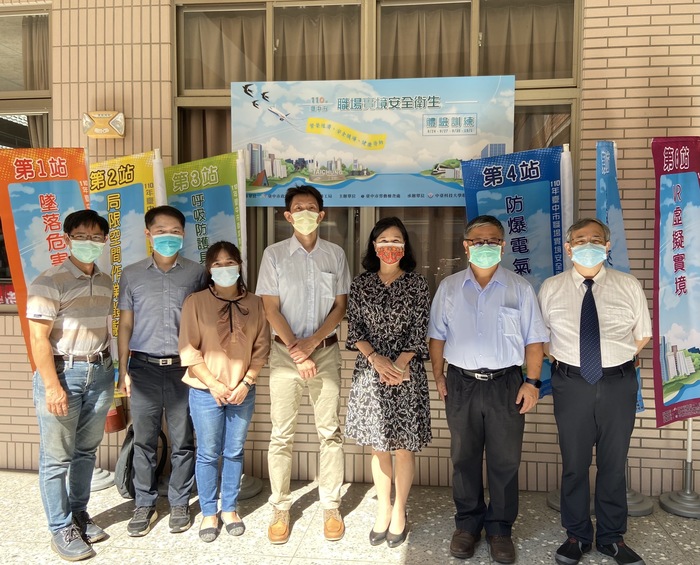 中臺科大校長陳錦杏(右3)、中臺科大環安系主任林燕輝(右2)、臺中市勞動檢查處林明勳秘書(中間)合影