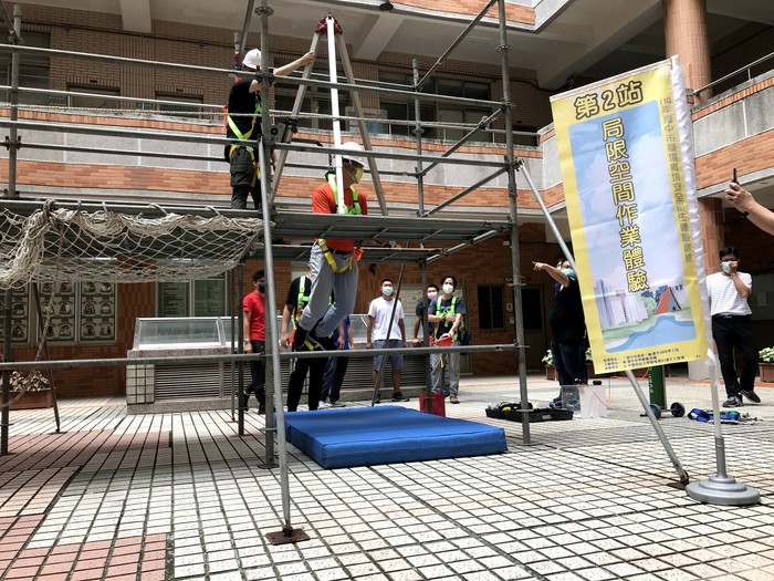 中臺科大環安系辦理實境安全衛生體驗訓練-局限空間救援、人員垂降體驗