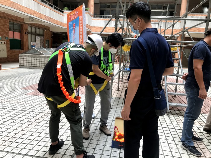 中臺科大環安系辦理實境安全衛生體驗訓練-學員進行墜落危害體驗，防墜安全帶穿戴