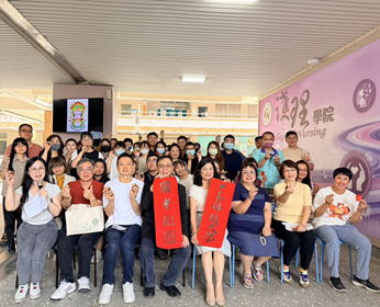 中臺科大2026護師節慶祝暨國考祈願活動首日，陳錦杏校長、吳世經副校長與主管們祈願祝福同學們國考順利