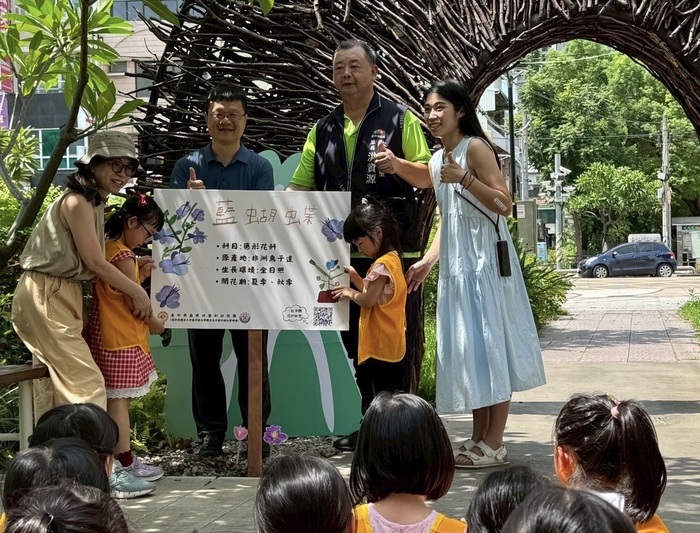 中臺科大協助「花之道」場域,帶領孩子繪製植物標示牌圖片