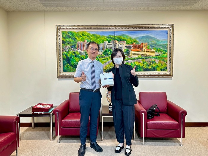 寶島眼鏡蔡宜珊總經理與中臺科大鄭凱元副校長合影圖片