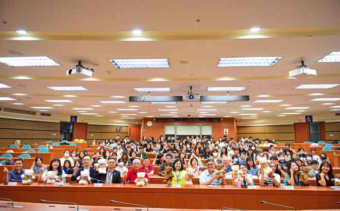 全國健康知識王競賽活動參賽學生與中臺科大陳錦杏校長、監評老師們合影圖片