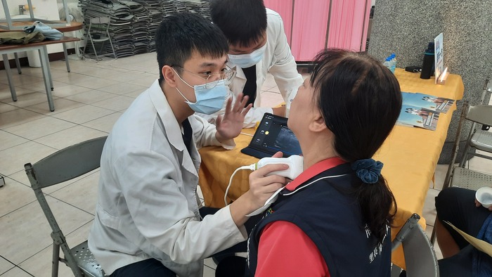 中臺科大醫放系同學幫民眾檢測甲狀腺超音波