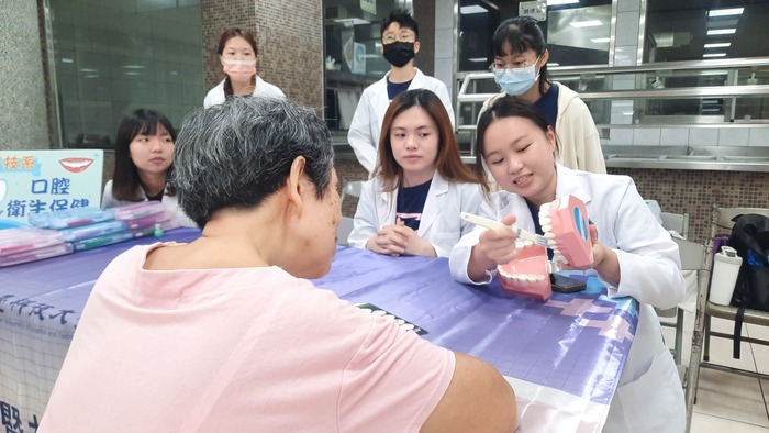中臺科大牙技系向民眾說明正確的牙齒清潔方法
