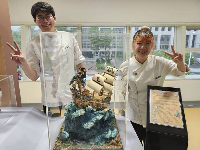 食科系許芳瑜與李昕融同學與作品合影