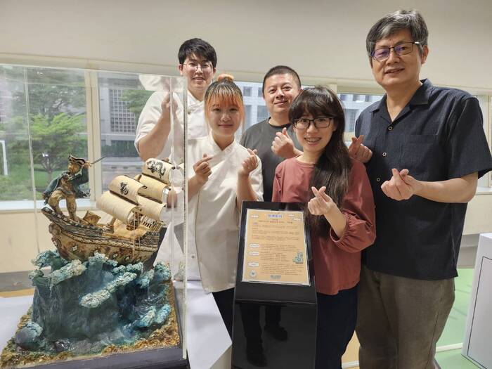 中臺科大食科系師長指導學生創作藝術麵包「築夢航程」