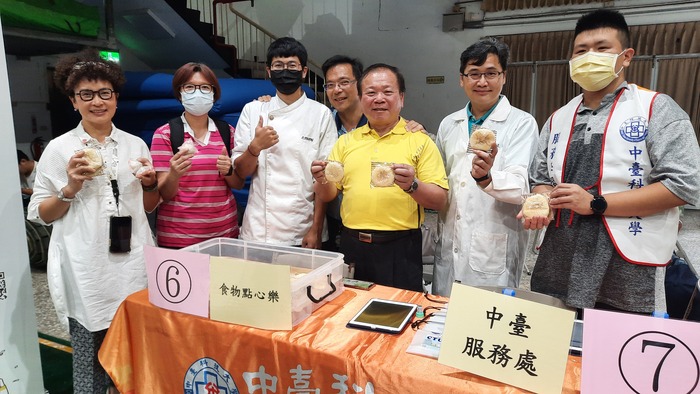 食科系同學製作可口點心分享給北港農工楊長鉿校長及與會嘉賓