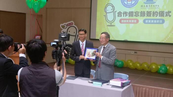 中臺科技大學李隆盛校長(右)與教育廣播電台謝忠武總台長(左)簽約