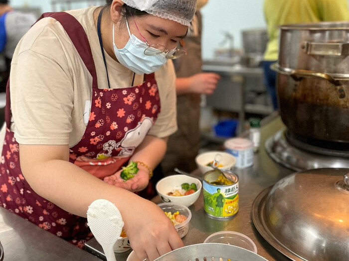 中臺科大辦理節慶餐食創意競賽-參賽學員認真準備餐食至備的精神