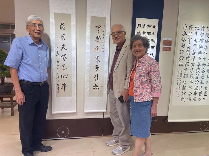 中臺科大汪幹雄董事長(左)與黃正文前校長及賢伉儷合影圖片