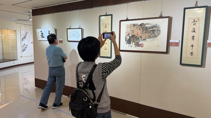 與會者參觀展覽作品圖片