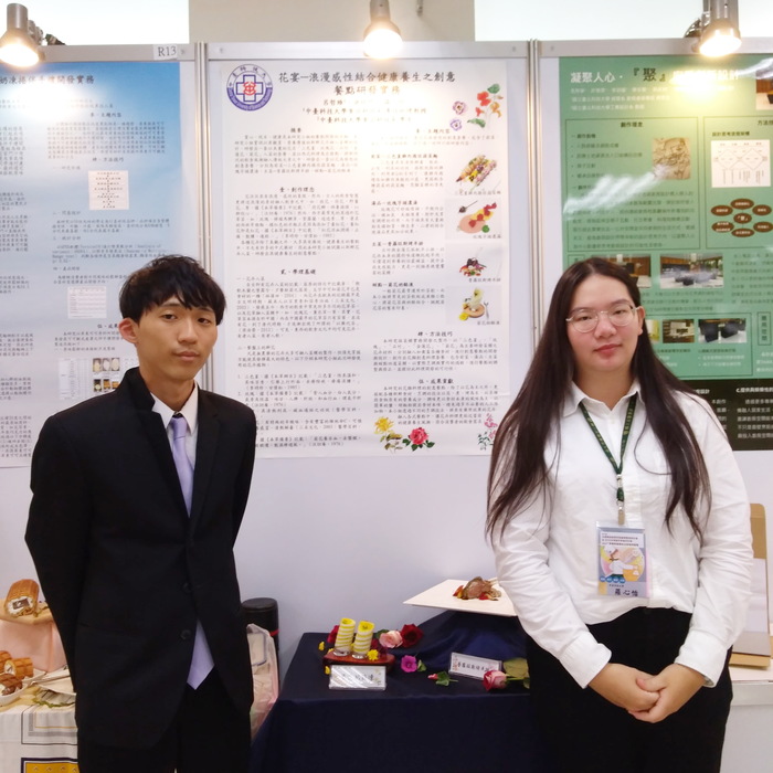 食科系四年級羅心怡洪任竺於展示台前合影