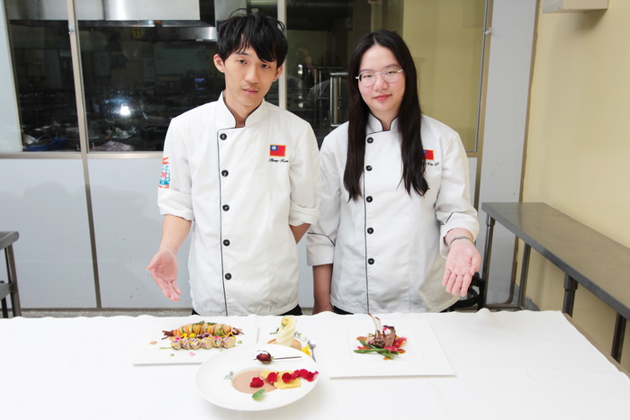 食科系四年級羅心怡洪任竺與作品合影