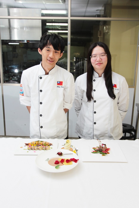 食科系四年級羅心怡洪任竺與作品合影