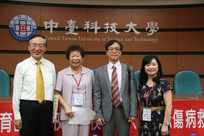 李隆盛校長.主持人林麗鳳副教授.楊玉隆講師.護理系楊素珍主任合影