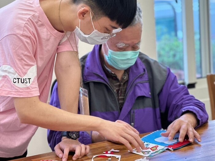 中臺科大老照系師生至思齊綜合長照機構耶誕感恩送暖活動，讓長者體驗西洋節慶