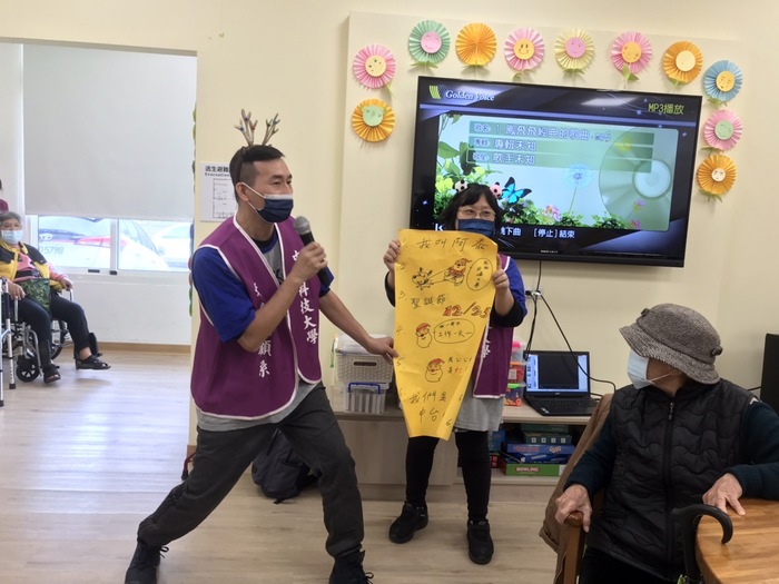 中臺科大老照系師生至思齊綜合長照機構耶誕感恩送暖活動