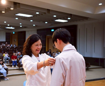 國際醫檢師節披白袍 中臺科大60週年醫檢授袍啟程永續診斷使命圖片