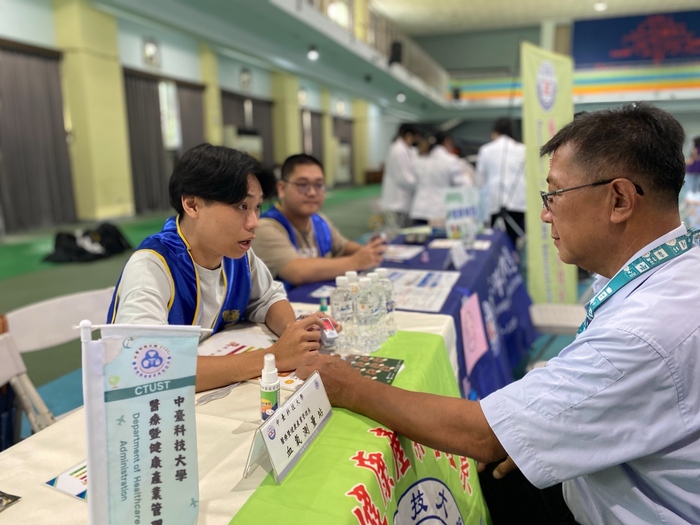 中臺科大醫管系學生為民眾做血氧檢測