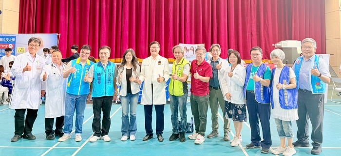 江啟臣立委服務團隊陳繼華主任(左四)、吳振嘉議員團隊劉承浩秘書(左三)、蔡成圭議員(右七)、新社高中林怡君校長(左五)與中臺科大林政勳學務長(左六)、詹博州主任秘書(右六)、師長及醫師合影