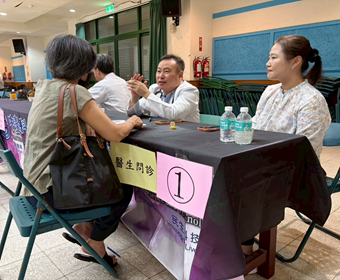 忠港醫院蕭榮隆醫師為民眾做健康諮詢問診
