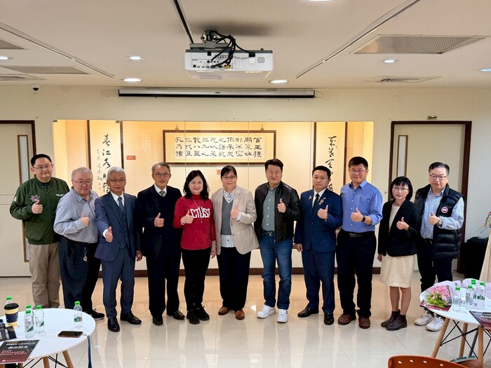 中臺科大陳錦杏校長(左五)、郭榮昌董事(左四)、校友總會朱光華理事長(左三)、系所主管們與2025年傑出校友合影圖片