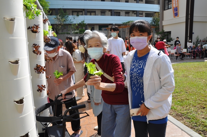 中臺科大「謙和賀」日照中心-彰化縣護理師護士公會與長者體驗活動