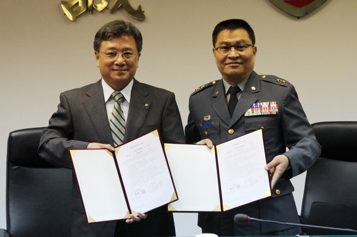 陸軍第十軍團羅際琴中將(右)與本校李宏謨校長簽訂策略聯盟意向書