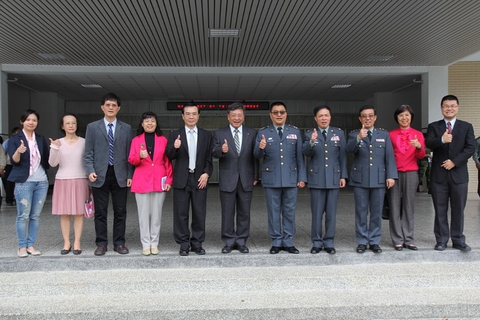陸軍第十軍團軍官與本校簽約代表團合影留念