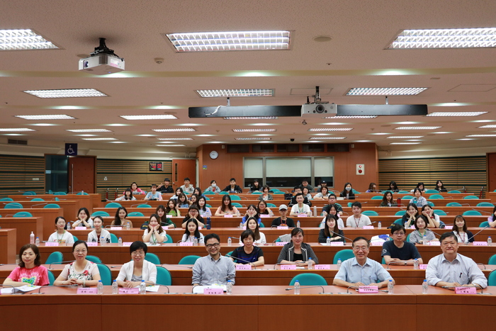 中臺科技大學與全體師生於開幕式國際會議廳大合影