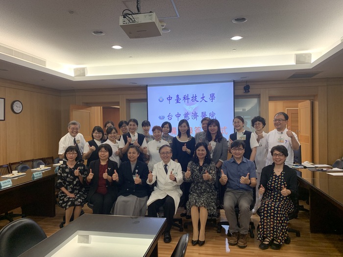 中臺科大師長與慈濟醫院團隊合影