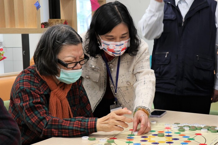 中臺科大校長陳錦杏（右1）與長輩一同參與活動