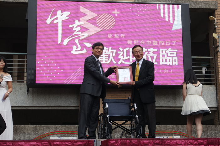 李隆盛校長代表接受校友總會致贈輪椅並頒發感謝狀