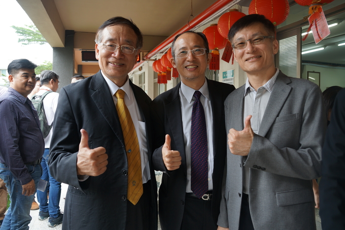 李隆盛校長與牙技系校友合照