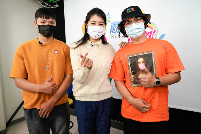 學生訪談後與許委員合影