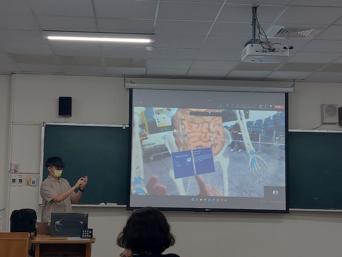 Hololens 2科技MR眼鏡，結合TEAMS進行身體結構情境教學應用。