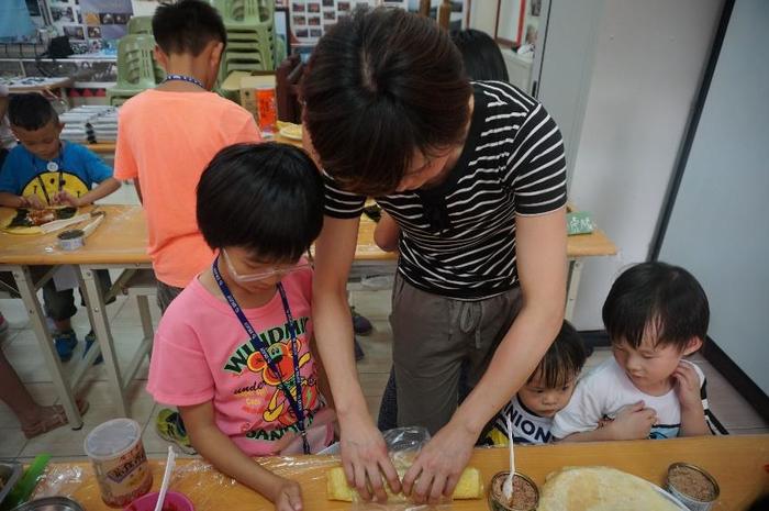 邀請家長一起與學童飯糰DIY活動，促進親子間交流與互動