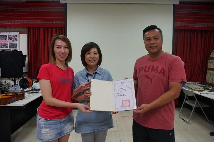兒童教育暨事業經營系洪智倫副主任，致贈感謝狀予本次提供我們午餐的麓司岸餐廳